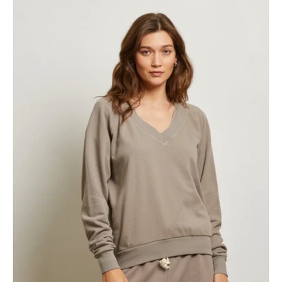 perfectwhitetee Tops - Perfect white tee Sinead sweatshirt